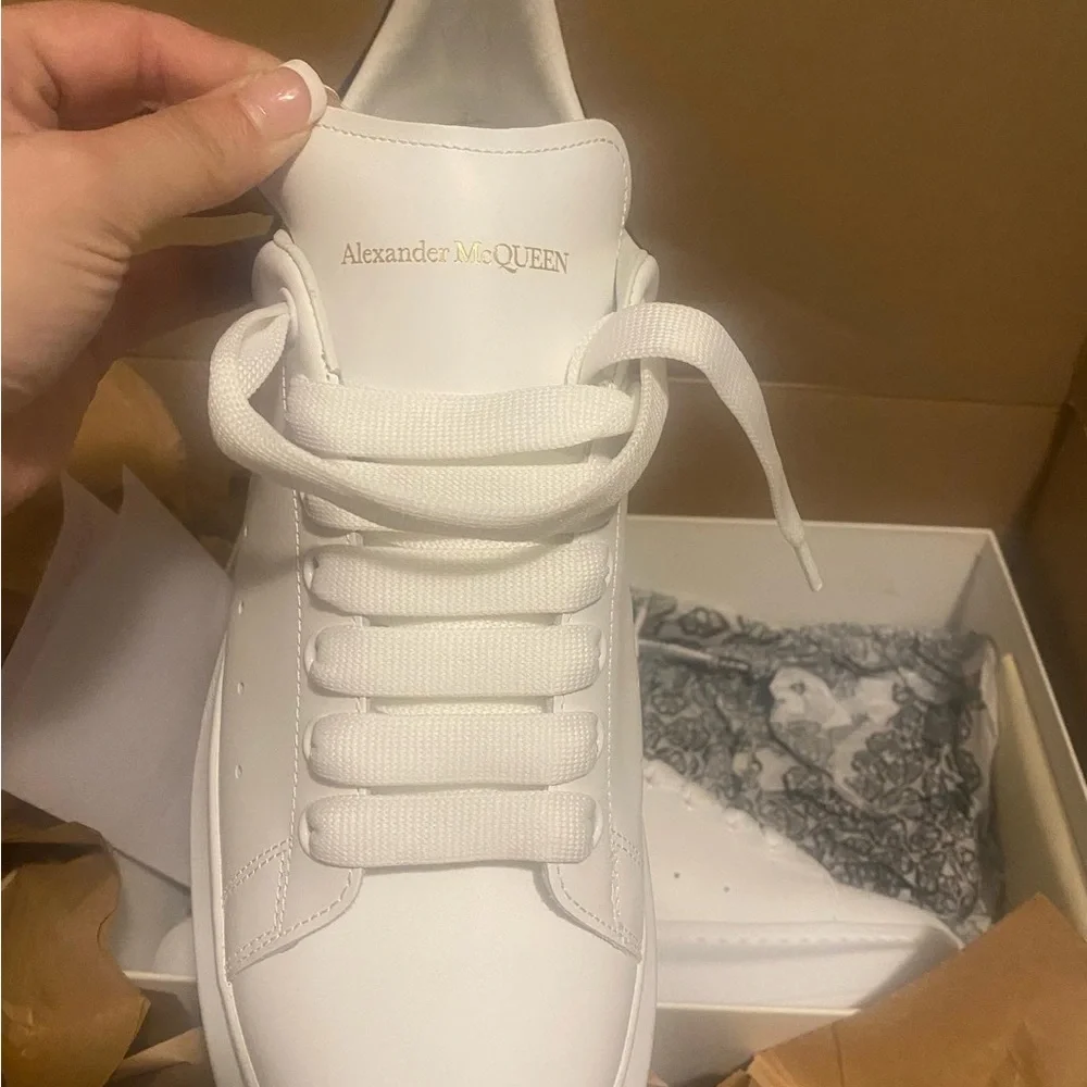 Alexander McQueen Mens Oversized Sneaker White/Black - Picture 1 of 9